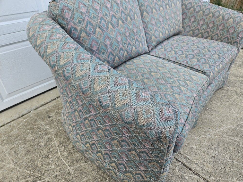 CAN DELIVER- Loveseat Excellent Condition and Comfortable, Living Room Furniture