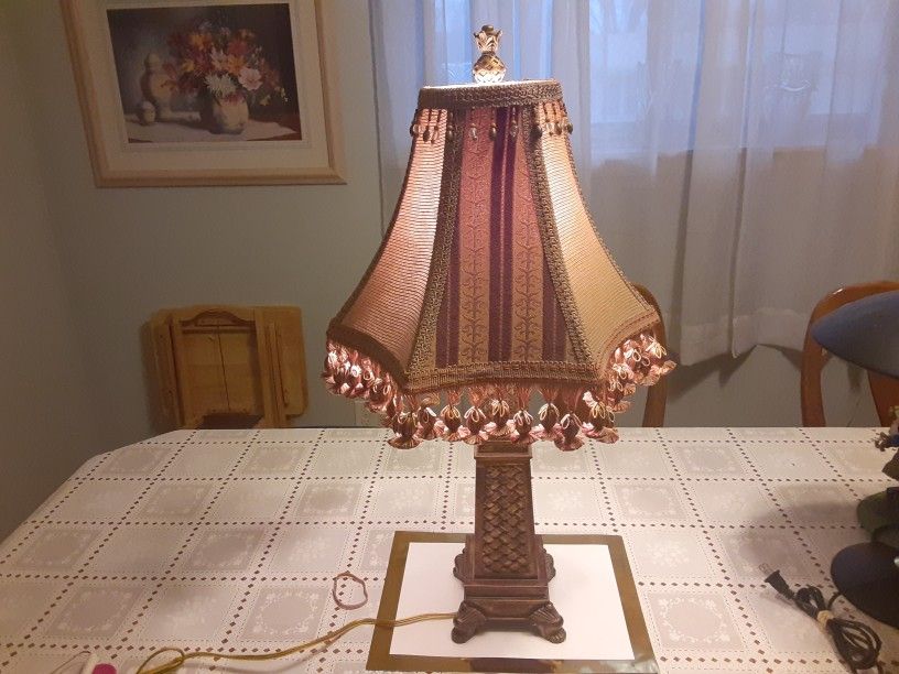 REALLY UNIQUE AND beautiful LOOKING VINTAGE Pineapple LAMP