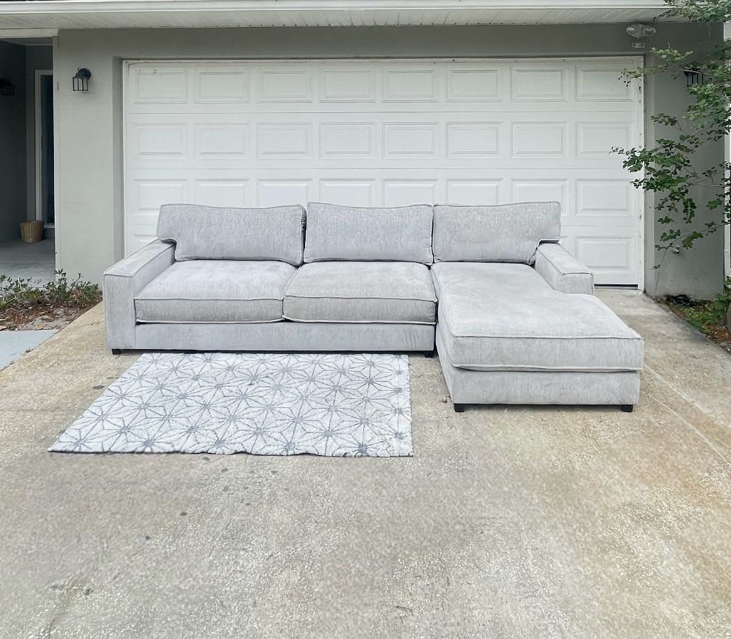 Light Gray Sectional Couch / Sofa [FREE Delivery🚚]