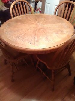 Nice round oak table with 4 chairs