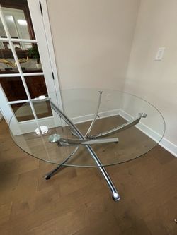 Modern Round Glass Dining Table – Chrome Base