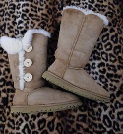 UGG Bailey Button Triplet Boots size 6