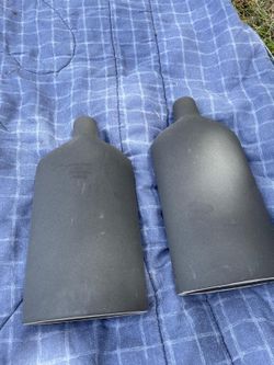 2 black vases