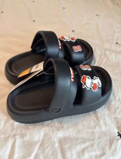 NWT adult Miniso Peanuts Snoopy Slide Sandals