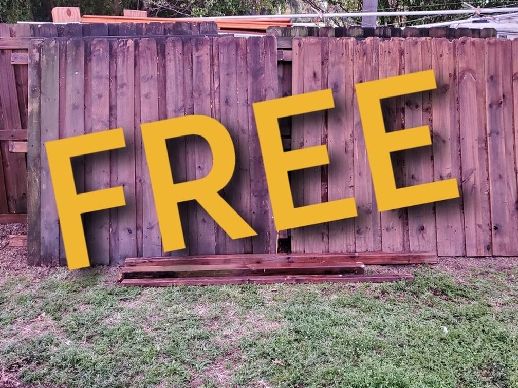 FREE FENCING - 4 PANELS, EXTRA PICKETS, SOME LUMBER