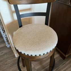 2 bar stools