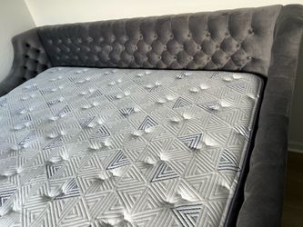 Day bed with brand new full mattress RTG