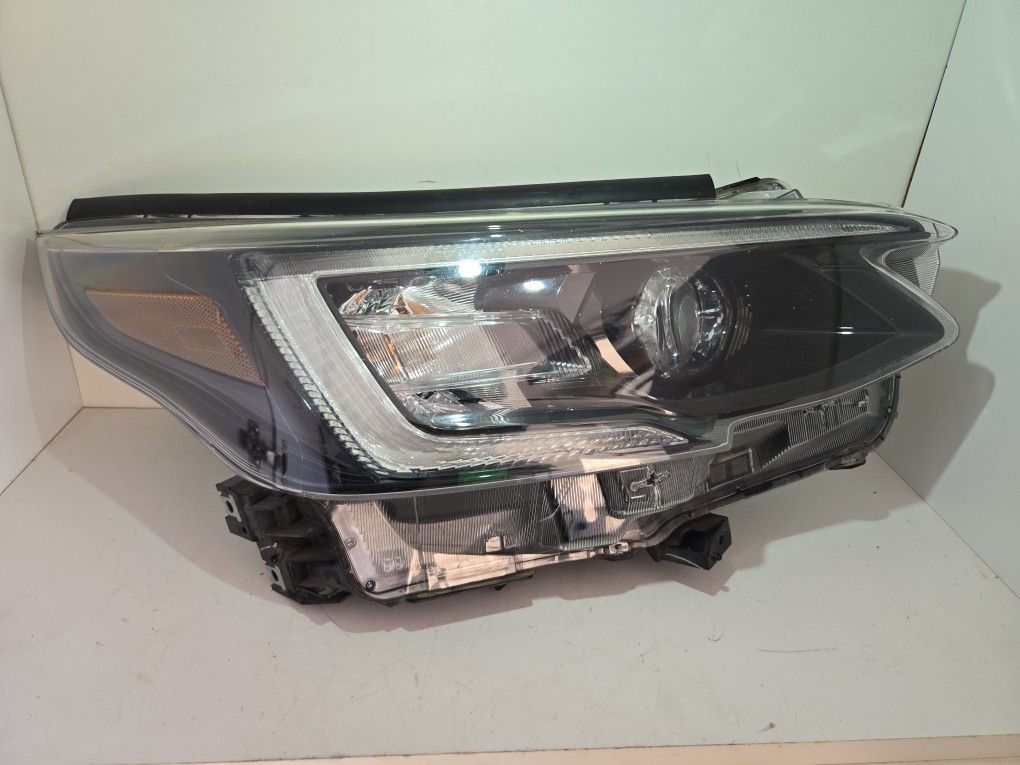 SUBARU OUTBACK OEM RIGHT SIDE HEADLIGHT