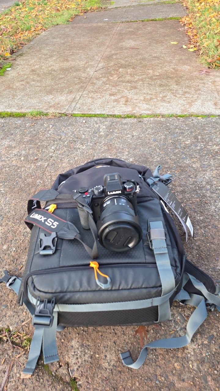 📸 Panasonic Lumix S5 Full Kit — 20–60mm Lens + Charger + Camera Backpack — Excellent Condition, 1 Month Old