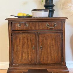 Drexel Heritage "Devoncourt" Mahogany Side Table / Nightstand