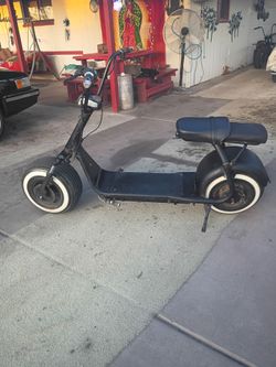 Fat tire scooter runs good  2 seater with charger 280$