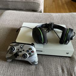 Selling Xbox One S All Cables Included,Hyper X Headset And  Xbox Controller
