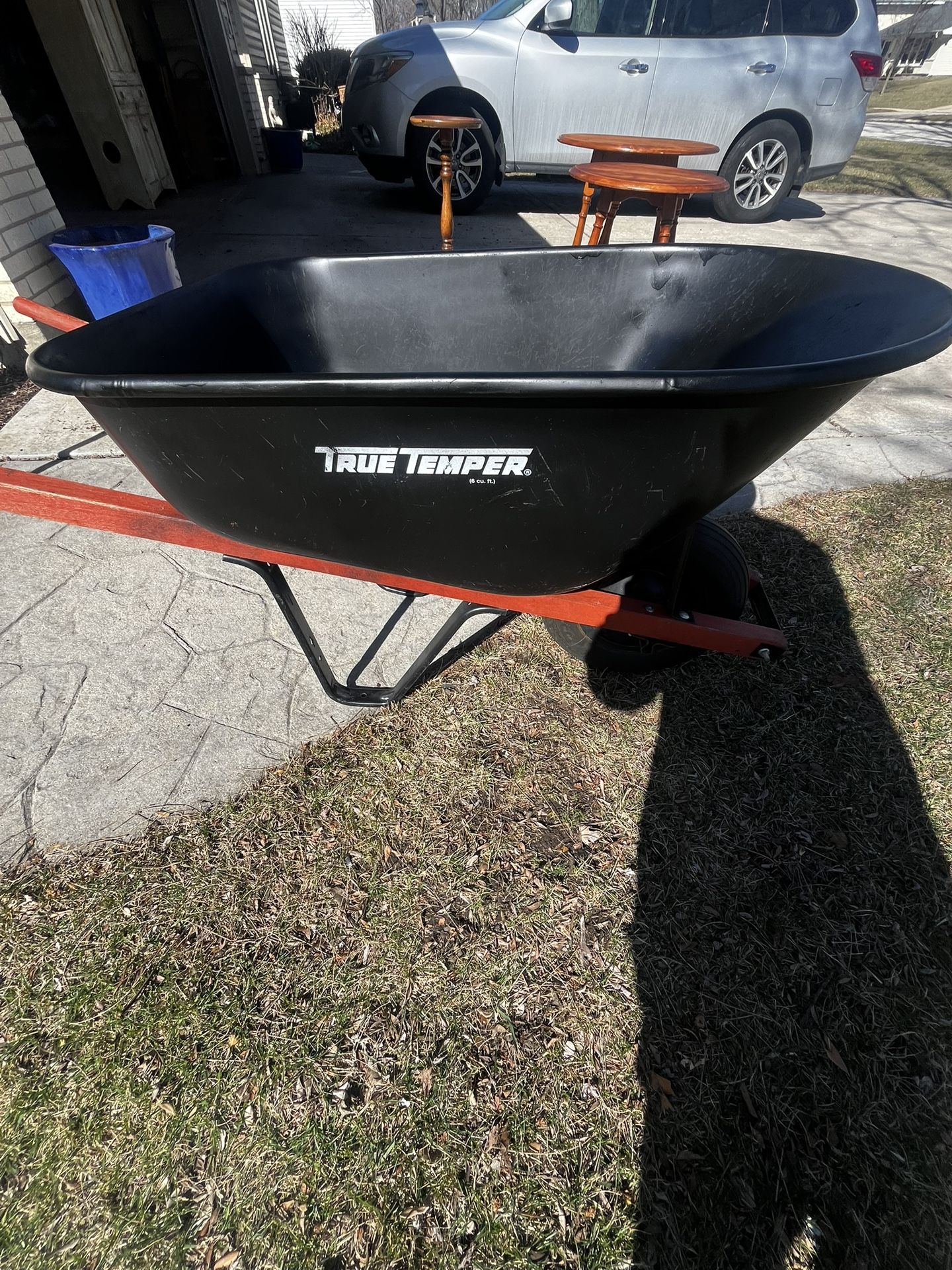 True temper, 6 Cubic Foot Steel metal wheel barrel. Excellent condition no rust new tire.