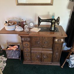 Antique singer Sewing Machine With oak Cabinet