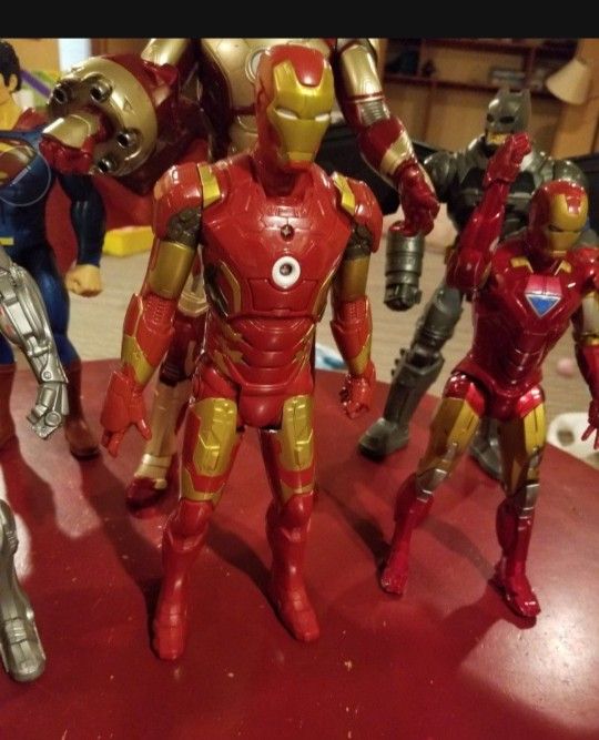 Action figurines 
