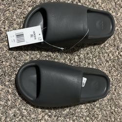 Onyx grey Yeezy Slides