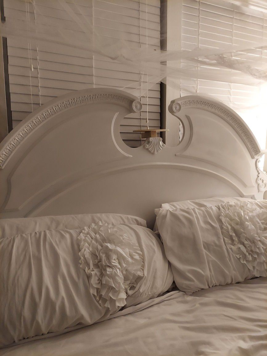 White King Size Poster Bed