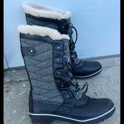 SNOW BOOTS SIZE 7