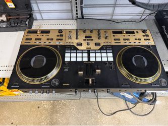 Pioneer DJ controller Model: DDJ-REV7 Turntable