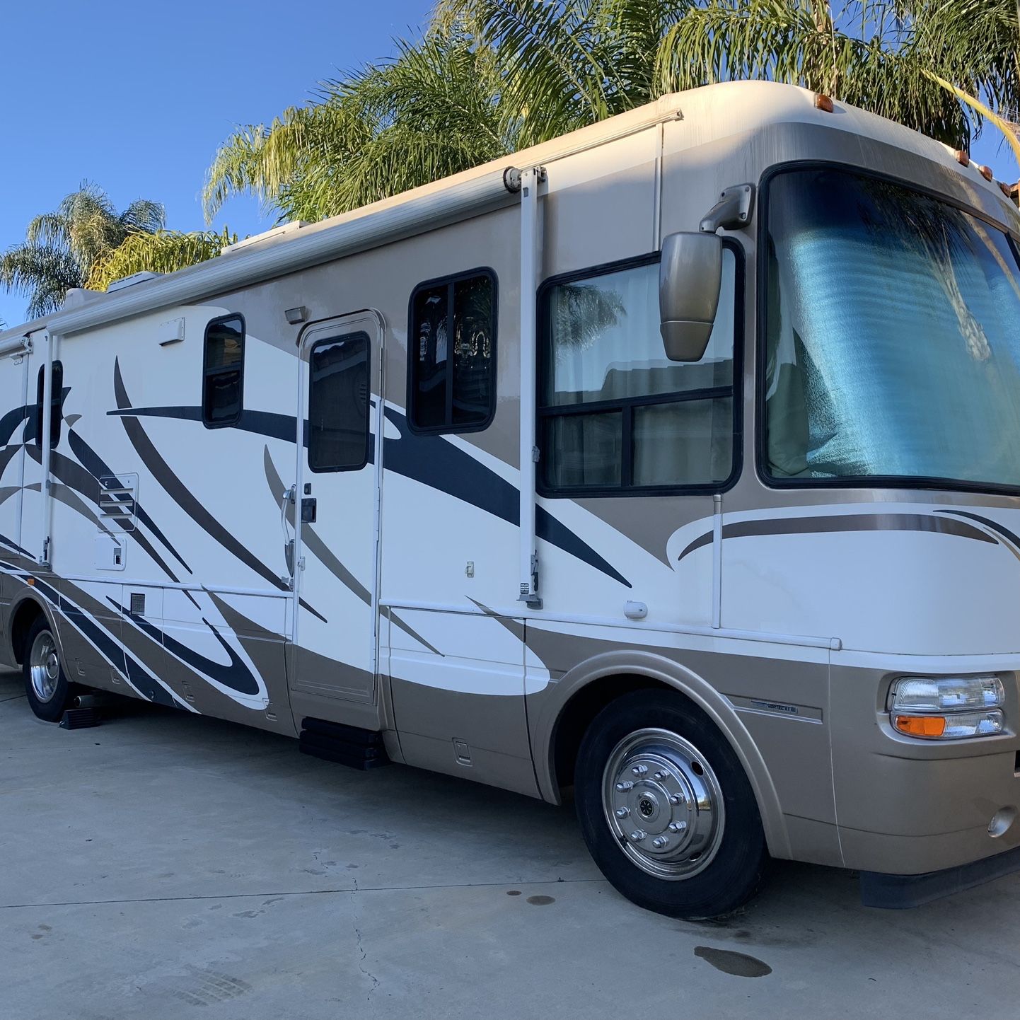 Motorhome-2005 DOLPHIN LX6376