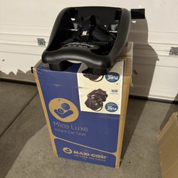 Maxi Cosi Infant Car Seat With Extra Base