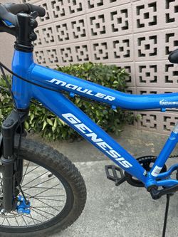 Bike 24” Disc Brakes Front Suspension 8 Speeds. Condition Good 100$$ Cash
