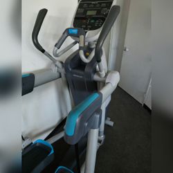 PRECOR AMT Open Stride Commercial Grade - Very Good - Plymouth, MI