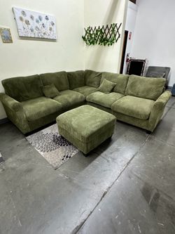 4-Pcs Sectional LAF Loveseat + RAF Loveseat + Corner Wedge + Cocktail Ottoman-Sage  Color: Sage.     Seccional en Venta color verde Nuevo en Caja