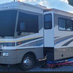 2005 Fleetwood Bounder 32w