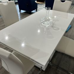 Dining Table + 5 Chairs 