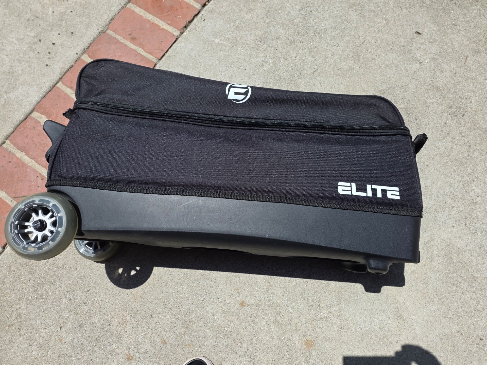 Elite triple bowling ball holder
