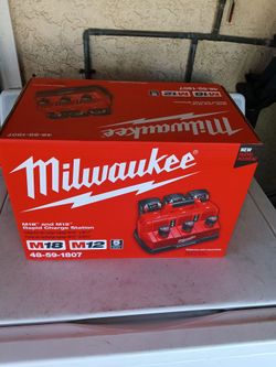 Milwaukee
M12 and M18 12-Volt/18-Volt Lithium-Ion Multi-Voltage 6-Port Sequential Rapid Battery Charger (3 M12 and 3 M18 Ports)