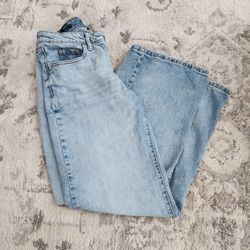 Low-rise baggy jeans