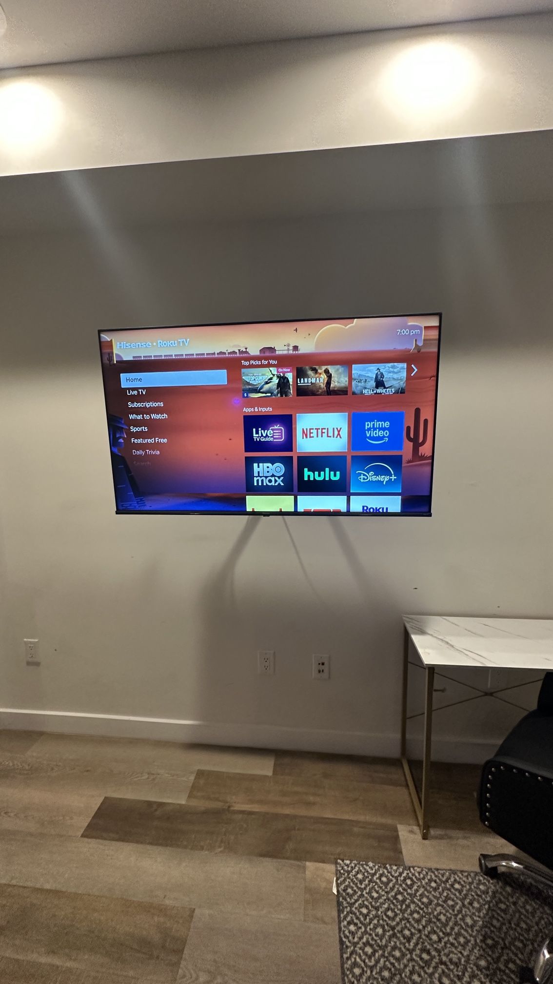 Roku HiSense 55 Inch Smart TV With Remote & Wall Mount