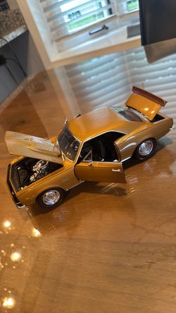Gold Muscle Car 1:18 Diecast Model