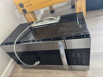Frigidaire Gallery Over-the-Range Microwave – Excellent Condition