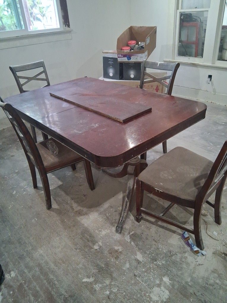 Table Wi T h Four Chairs 