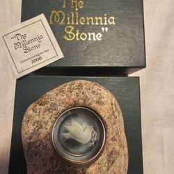 $15.00 - 2000 "Millennia Stone" Collectible, Gorgeous Rock/Etched Glass Center with "Dove Of Peace" Center Accent!  Like New/Original Box!