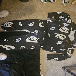 Mens Nike Logo Sweat Outfit