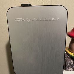 Fridgidair Mini Fridge 