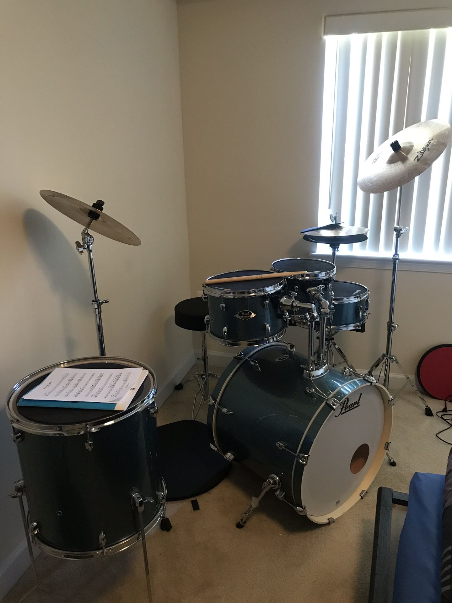 Pearl 5 piece drum set with 2 pairs of sticks