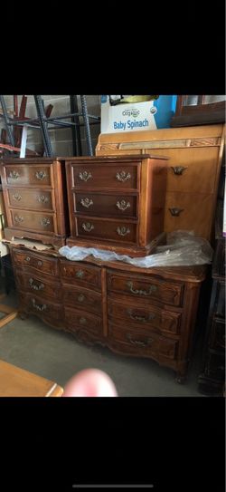 ❤️BEAUTIFUL VINTAGE SOLID WOOD DRESSER AND MATCHING NIGHTSTANDS❤️