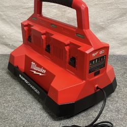 Milwaukee M18 PACKOUT 6-Port Rapid Charger.  Brand NEW.  NUEVO.