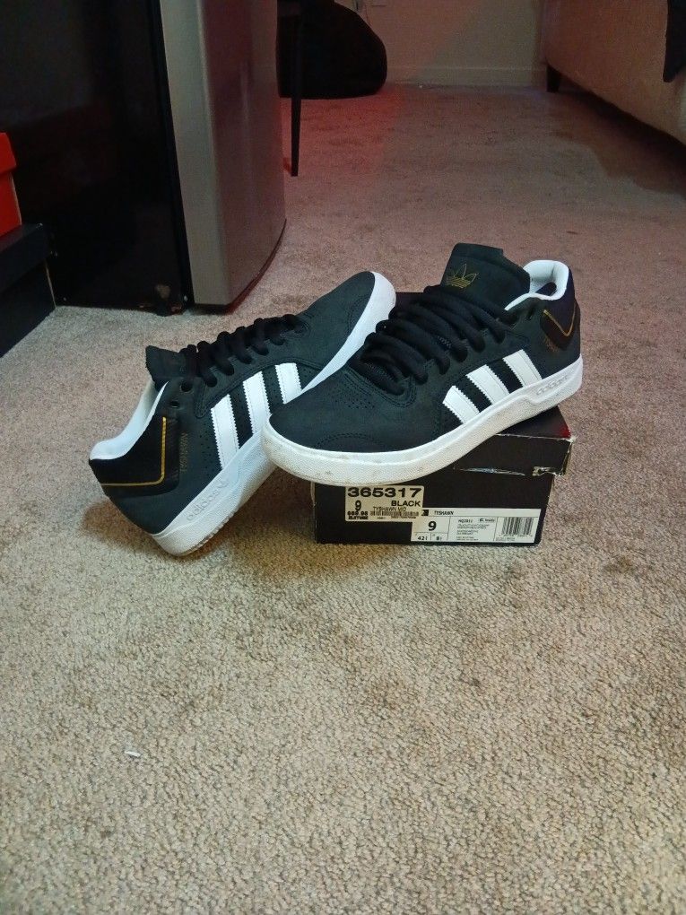 Adidas Tyshawn Low Black & White Sneakers – Men’s Size 9