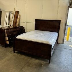 Queen Bedroom Set $399