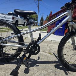 Specialized HotRock Mountain Bike 20
Excellent Condition Ready to Ride 