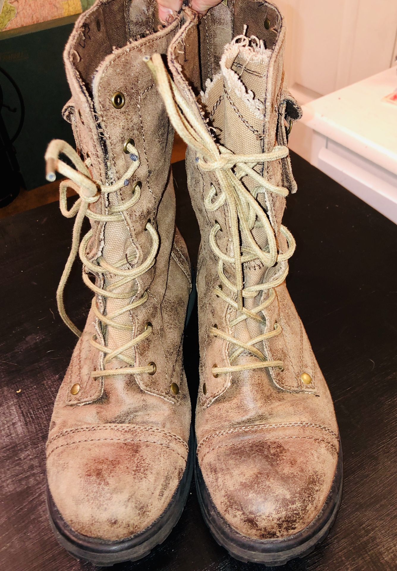 Roxy tan combat boots size 9