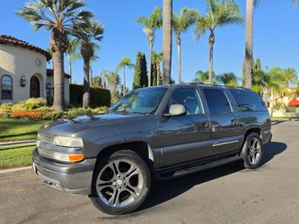 Gorgeoous 02 Chevy Suburban _ Daily Driver!!