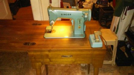 Antique sewing machine for that low can be restore work need a couple things nothing major.