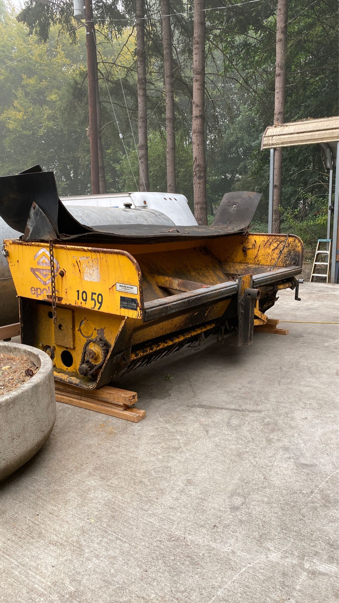 Small gravel and sand spreader